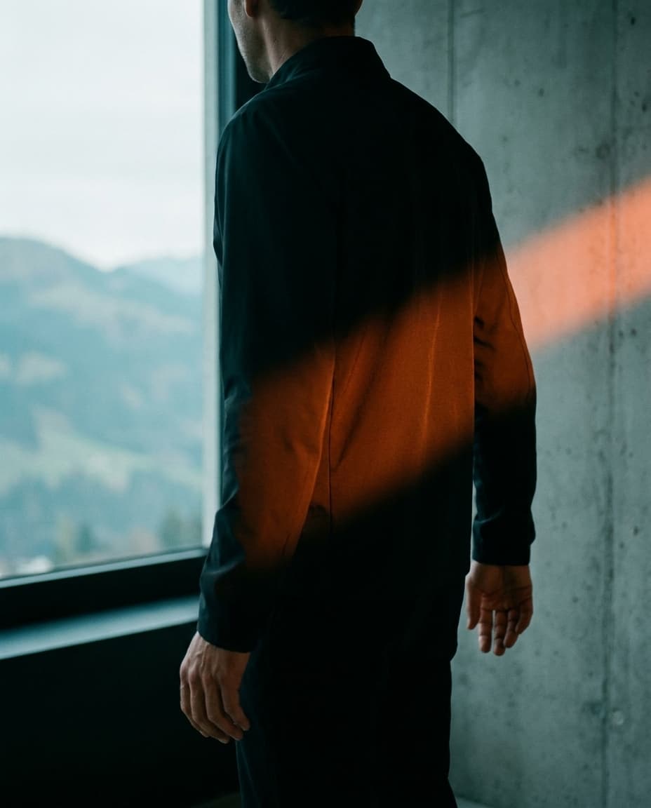 Roman — ruhige, konzentrierte Präsenz im Morgenlicht